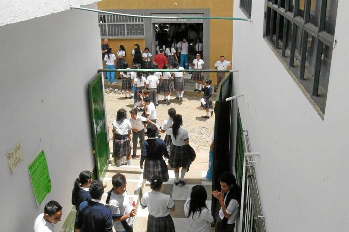 Ante la falta de un patio de recreo, los estudiantes deben permanecer en los pasillos y gradas del colegio Trinidad Camacho de Cite. (Foto: Luis Fernando Martínez Vargas /VANGUARDIA LIBERAL)