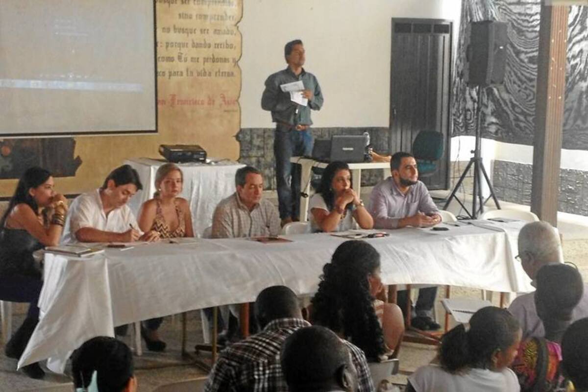 Reunión que sostuvieron funcionarios de la Gobernación de Santander con representantes de las comunidades afro descendientes del Magdalena Medio en Cimitarra. (Foto: Suministrada /VANGUARDIA LIBERAL)