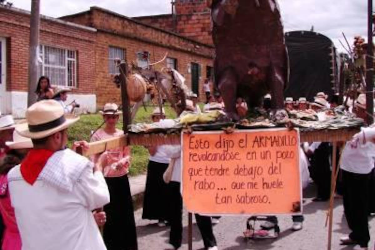 Replicas de animales, herramientas de trabajo, sitios turísticos o representativos del municipio son algunos de los motivos que se podrán ver en el desfile de andas, este domingo en Puente Nacional.(Foto: Suministrada /VANGUARDIA LIBERAL)