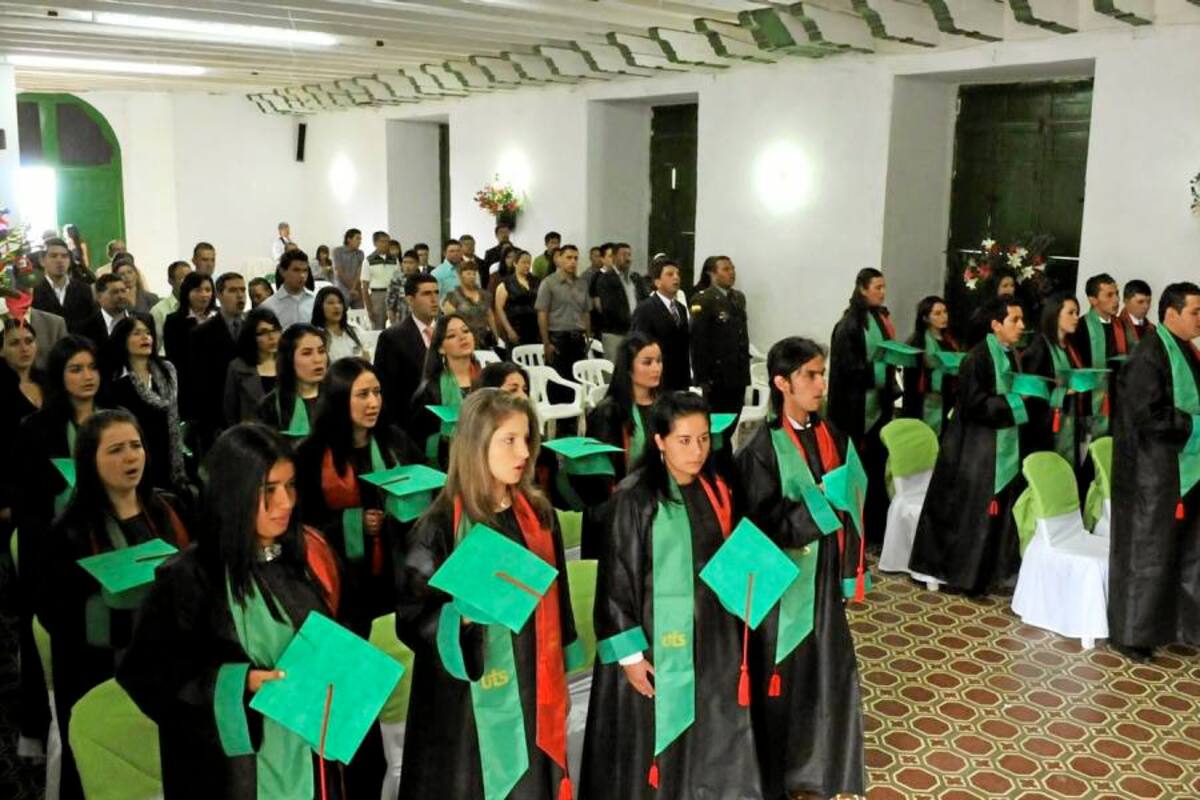 Tecnólogos en Gestión Empresarial, Electrónica y Contabilidad Financiera, de las Unidades Tecnológicas de Santander, recibieron su grado el 30 de noviembre en ceremonia efectuada en Vélez. (Foto: Nancy Acuña R./VANGUARDIA LIBERAL)