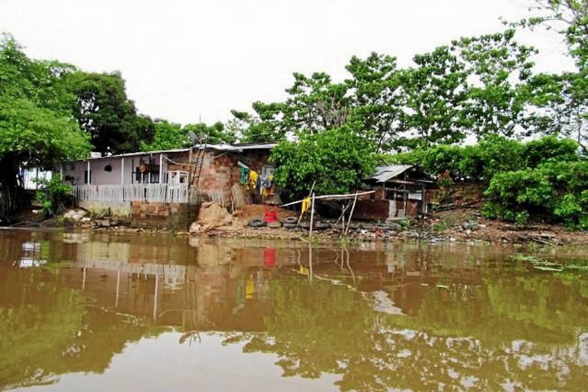 Una de las irregularidades más preocupantes que se observaron a la orilla de la Ciénaga San Silvestre son las construcciones antiguas y recientes, que ocupan el espacio de 30 metros que es considerado como la ronda hídrica. (Foto: Suministrada/VANGUARDIA LIBERAL)