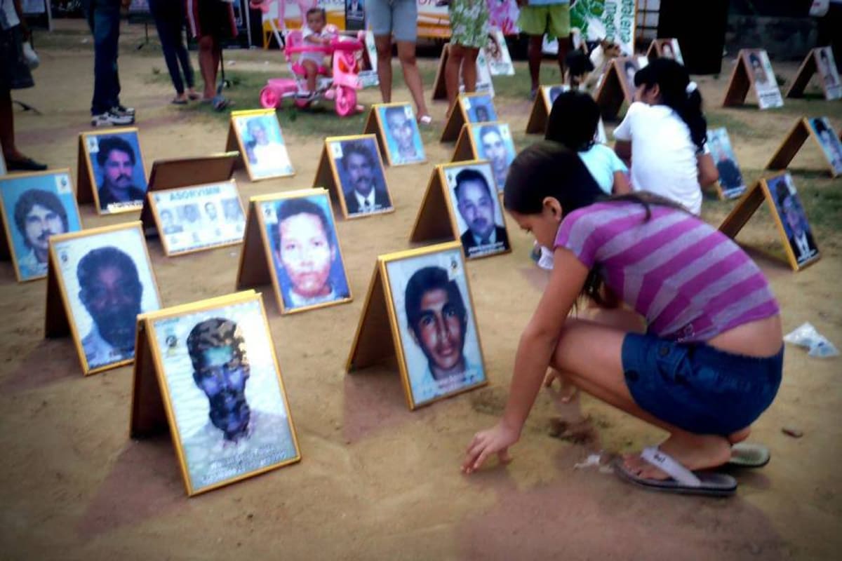 Un sentido homenaje realizaron ayer algunos familiares de las 11 personas asesinadas hace 13 años, en una incursión paramilitar realizada por toda la ciudad durante más de 12 horas. (Foto: Archivo/VANGUARDIA LIBERAL)