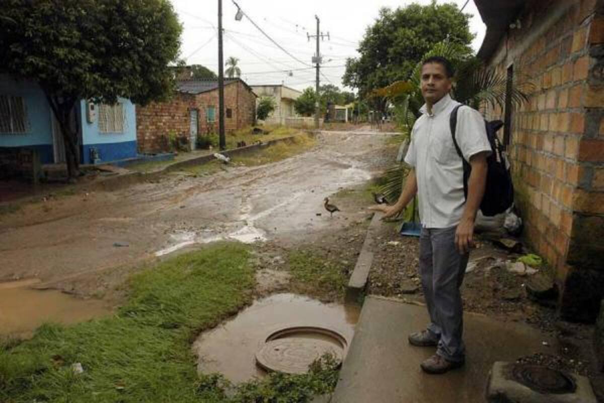En la fotografía se puede observar cómo, el sistema de alcantarillado de este sector del barrio Versalles, se represa luego de un fuerte aguacero. En ocasiones, los vecinos deben aguantarse también las anegaciones de aguas residuales. (Foto: Edgar Pernett/VANGUARDIA LIBERAL)