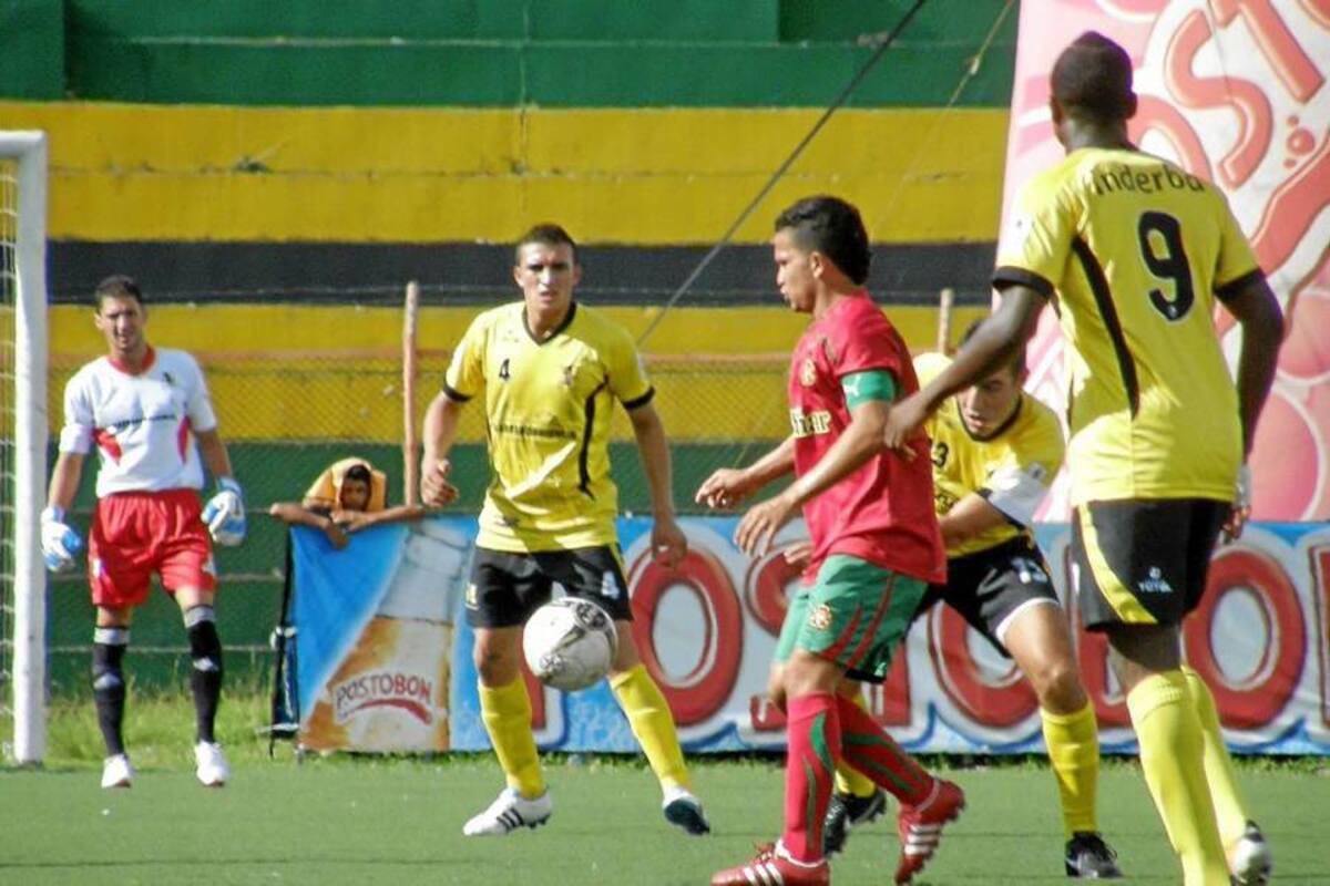 Las directivas del Alianza Petrolera tras confirmar el alquiler de la ficha del equipo reclamaron y se quejaron porque ni se pudo utilizar el estadio de Barrancabermeja y tampoco se iniciaron las obras de construcción prometidas y anunciadas por la Gobernación de Santander. (Foto: Edgar Pernett/VANGUARDIA LIBERAL)