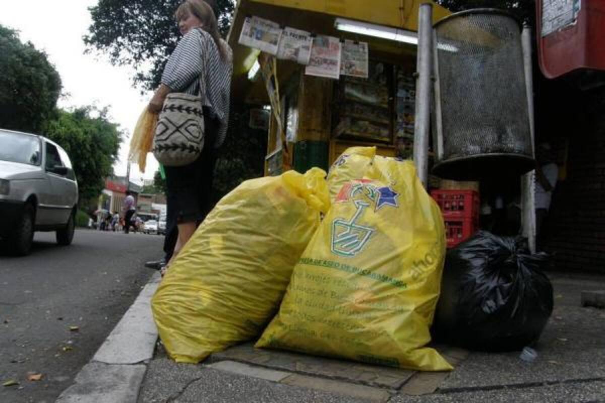 La zona de Cabecera ha sido una de las más afectadas con la crisis del aseo, desatada hace dos días tras el vencimiento del contrato del operador que cumplía las labores de limpieza en esta parte de la capital santandereana.(Foto: Foto: Javier Gutiérrez / VANGUARDIA LIBERAL)