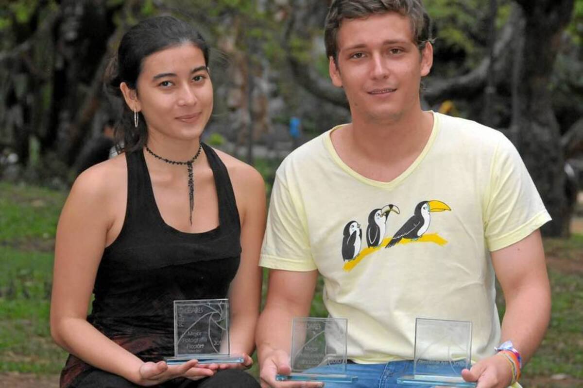 Los estudiantes de la Unab siguen cosechando éxitos en los Premios ‘Césares’. En este registro aparecen: María Fernanda Silvestre Pico, directora del video experimental titulado “Asfixia”; y Luis Eduardo Novoa, director de arte del cortometraje “Settimana”. (Foto: / VANGUARDIA LIBERAL)