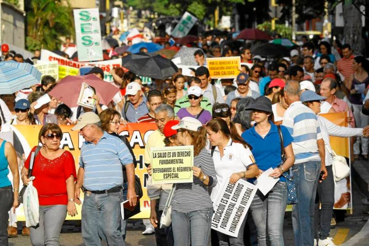 Algunos padres de familia y alrededor de 20 estudiantes del Colegio Santander se unieron a esta marcha de docentes para apoyar sus exigencias. (Foto: César Flórez/VANGUARDIA LIBERAL)