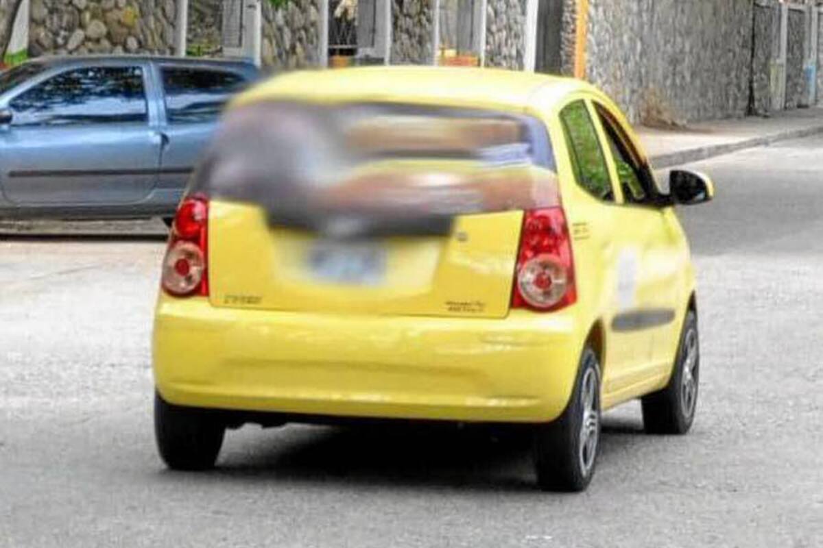 Hace tres años se comenzó a implementar la calcomanía de ‘taxi legal’ en el área metropolitana de Bucaramanga. No obstante, sólo hasta ahora se llegó a un acuerdo para iniciar el proceso de control y verificación a través de lectores de códigos de barra. (Foto: Archivo/VANGUARDIA LIBERAL)