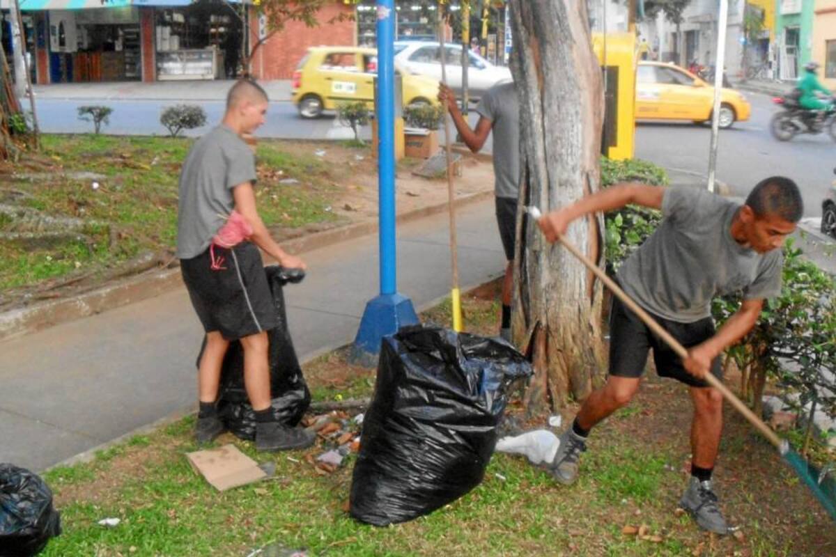 La jornada se llevó a cabo con la colaboración de la comunidad. Entre todos contribuyeron a la adecuación y mantenimiento del parque Antonia Santos, una jornada en la que se pintó y recolectó basura dejándolo en mejores condiciones. (Foto: Suministrada/VANGUARDIA LIBERAL)