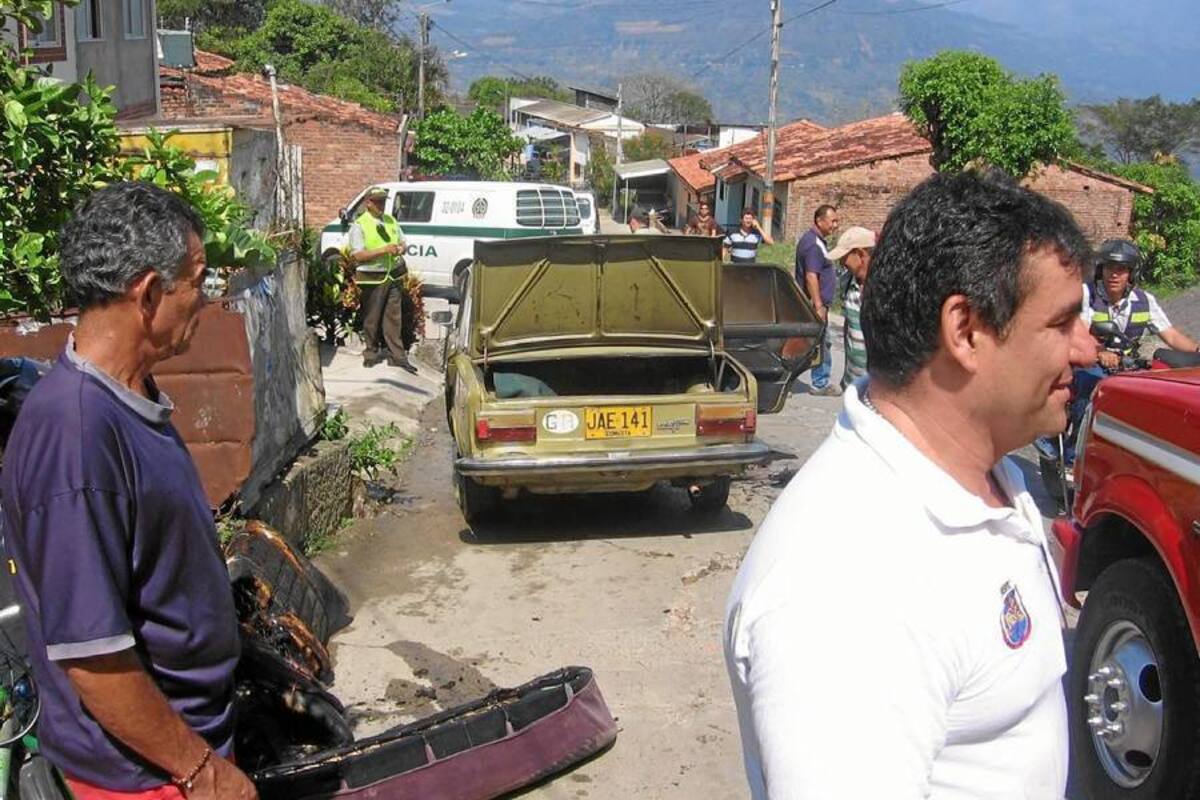 En la calle 14 con carrera 20, pasos arriba del Matadero Municipal del Socorro, un automóvil se prendió en fuego ayer a las 10:15 de la mañana. El fuego fue apagado por el personal de Bomberos y al sitio hizo presencia una patrulla de la Policía. (Foto: Nancy Gómez Cala /VANGUARDIA LIBERAL)