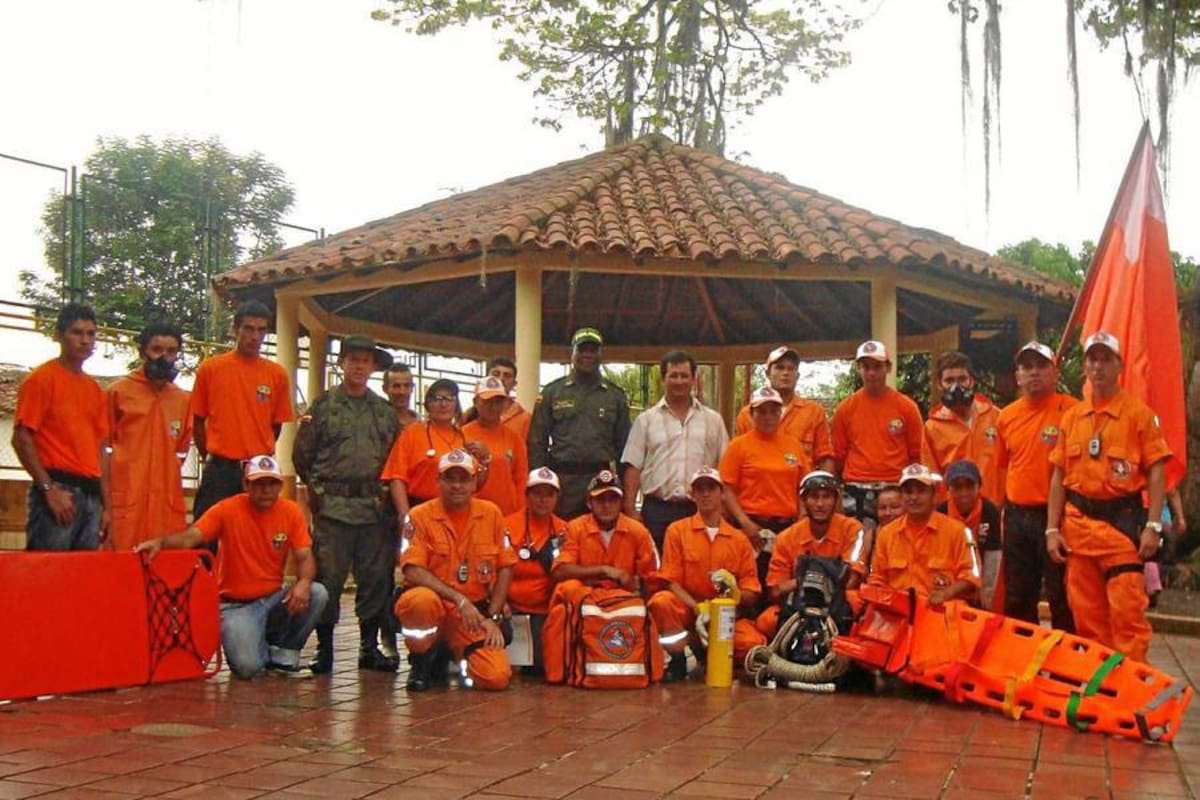 Estos son los voluntarios de la Defensa Civil que estarán dispuestos a servir a sus conciudadanos chimeros ante una emergencia. En la imagen les acompañan dos miembros de la Policía de Vigilancia, entre ellos el comandante de la Estación, Aris Nelson Palacios. (Foto: Suministrada/VANGUARDIA LIBERAL)