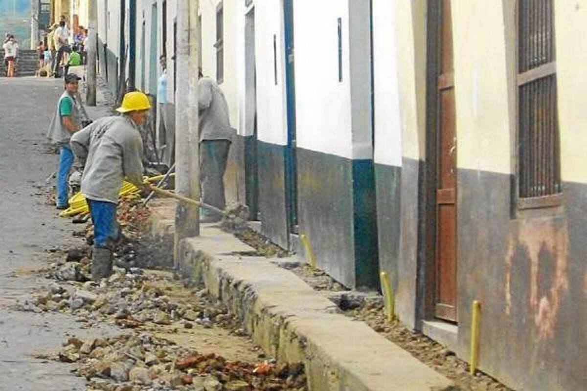 Obras que ejecutan las empresas que comercializan y ofrecen gas domiciliario en el Socorro. (Foto: Luis Fernando Martínez Vargas/VANGUARDIA LIBERAL)