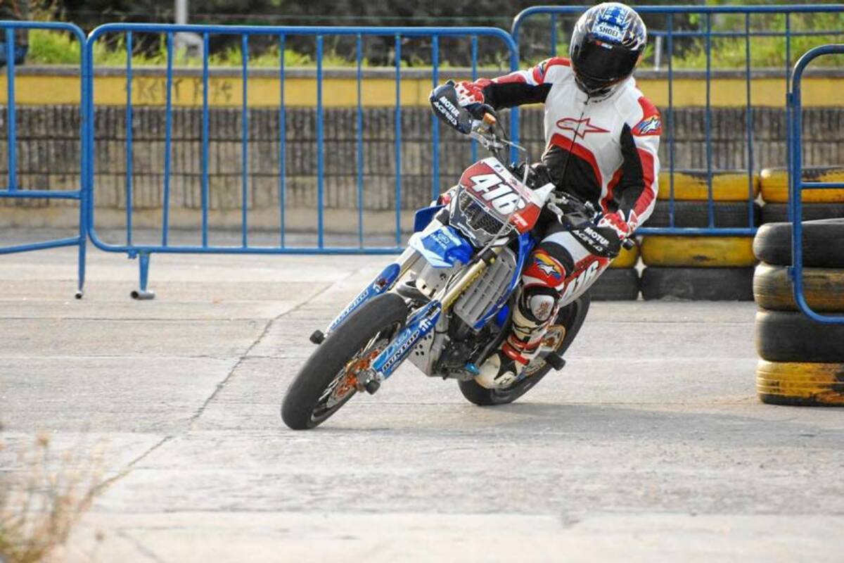 Óscar Felipe Carrero se coronó como el mejor corredor de Santander en 2012 al lograr los cuatros títulos de las categorías en las que corre en el Campeonato Departamental de Motovelocidad, que culminó ayer en el circuito de la Unidad Deportiva Alfonso López. (Foto: Jaime del Río / VANGUARDIA LIBERAL )