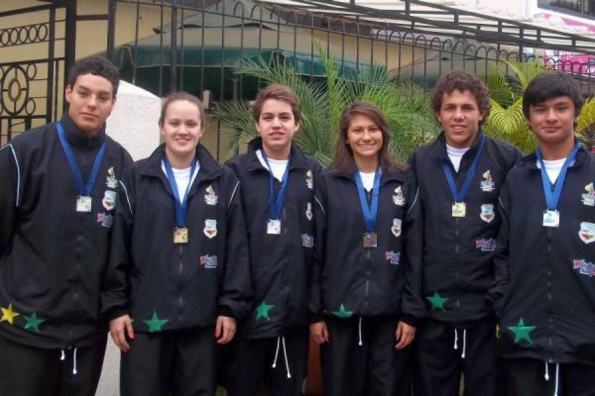 Estos son los nadadores que han conseguido medallas para Santander en el Campeonato Nacional Interligas de Cali. De izquierda a derecha, Óscar García león, Daniela Rueda Labrador, Diego Rueda Labrador, Angélica María Suárez Morales, José Abuchaibe Manzano y Juan Sebastián Guerra Cogollo.(Foto: Suministrada / VANGUARDIALIBERAL)