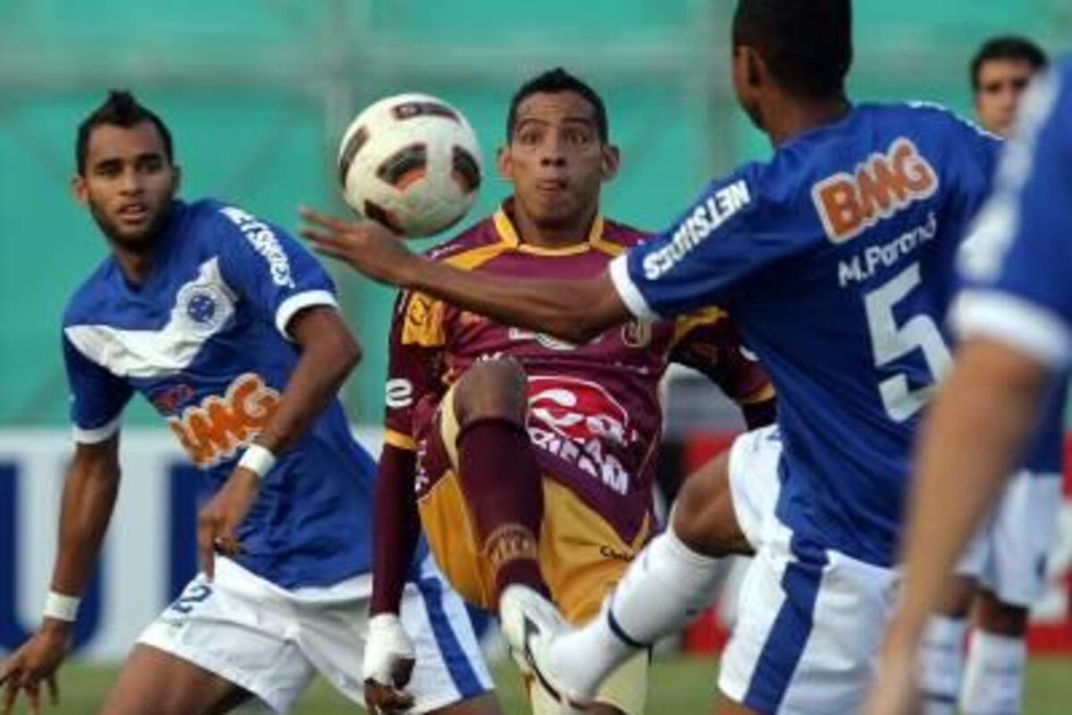 En una demostración que "los médicos también se mueren", el goleador del Deportes Tolima, Wílder Medina, dilapidó una pena máxima que pudo ser la victoria de su equipo.(Foto: EFE / VANGUARDIA LIBERAL)