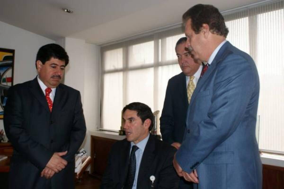 De izquierda a derecha Luis Bedoya, presidente de la Federación Colombiana de Fútbol; Jairo Clopatofsky, director de Coldeportes y Ramón Jesurún, presidente de la Dimayor.(Foto: Colprensa / VANGUARDIA LIBERAL)