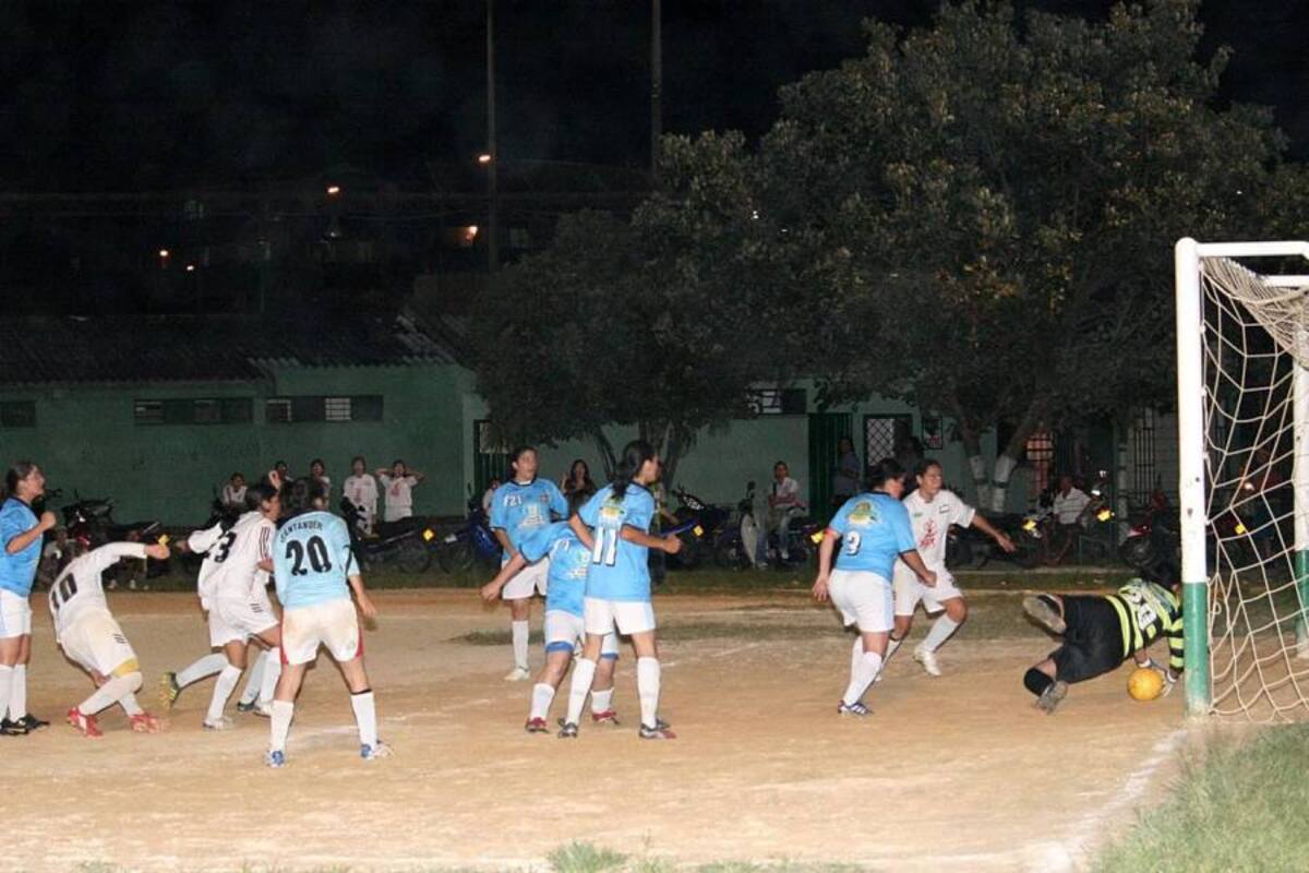 El equipo Reina Sofía de Grecia (celeste) ganó por penales el título de la Copa Telmex de Fútbol Femenino, al vencer 4 – 3 a la selección Santander Sub 18. (Foto: Mauricio Betancourt / VANGUARDIA LIBERAL)