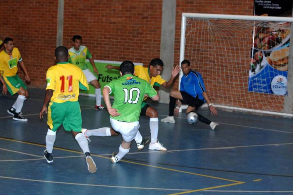 Ricardo Pinto, número 10, de Real Bucaramanga fue la gran figura del equipo en la victoria 7 – 2 sobre Real Cartagena, al anotar cuatro de esos siete tantos, en la gráfica, anotando uno de los tantos del quinteto anfitrión. (Foto: Jaime del Río / VANGUARDIA LIBERAL)
