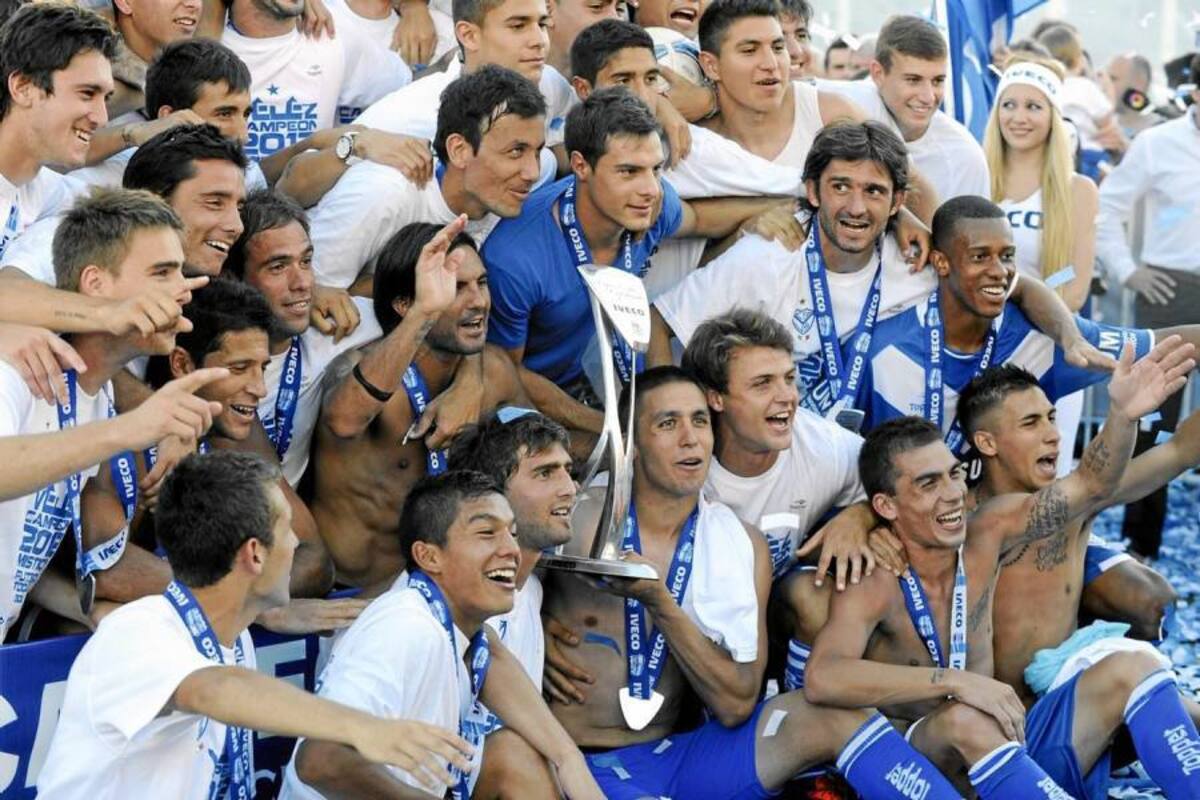 Vélez Sarsfield, con el colombiano Jonathan Copete (derecha) celebró ayer en su estadio, el ‘José Amalfitani’, la obtención de su noveno título de liga tras vencer 2 – 0 a Unión de Santa Fe, ya que River Plate derrotó 1 – 0 a Lanús, único equipo que podía arrebatarle la corona del Torneo Inicial 2012. (Foto: AFP / VANGUARDIA LIBERAL)