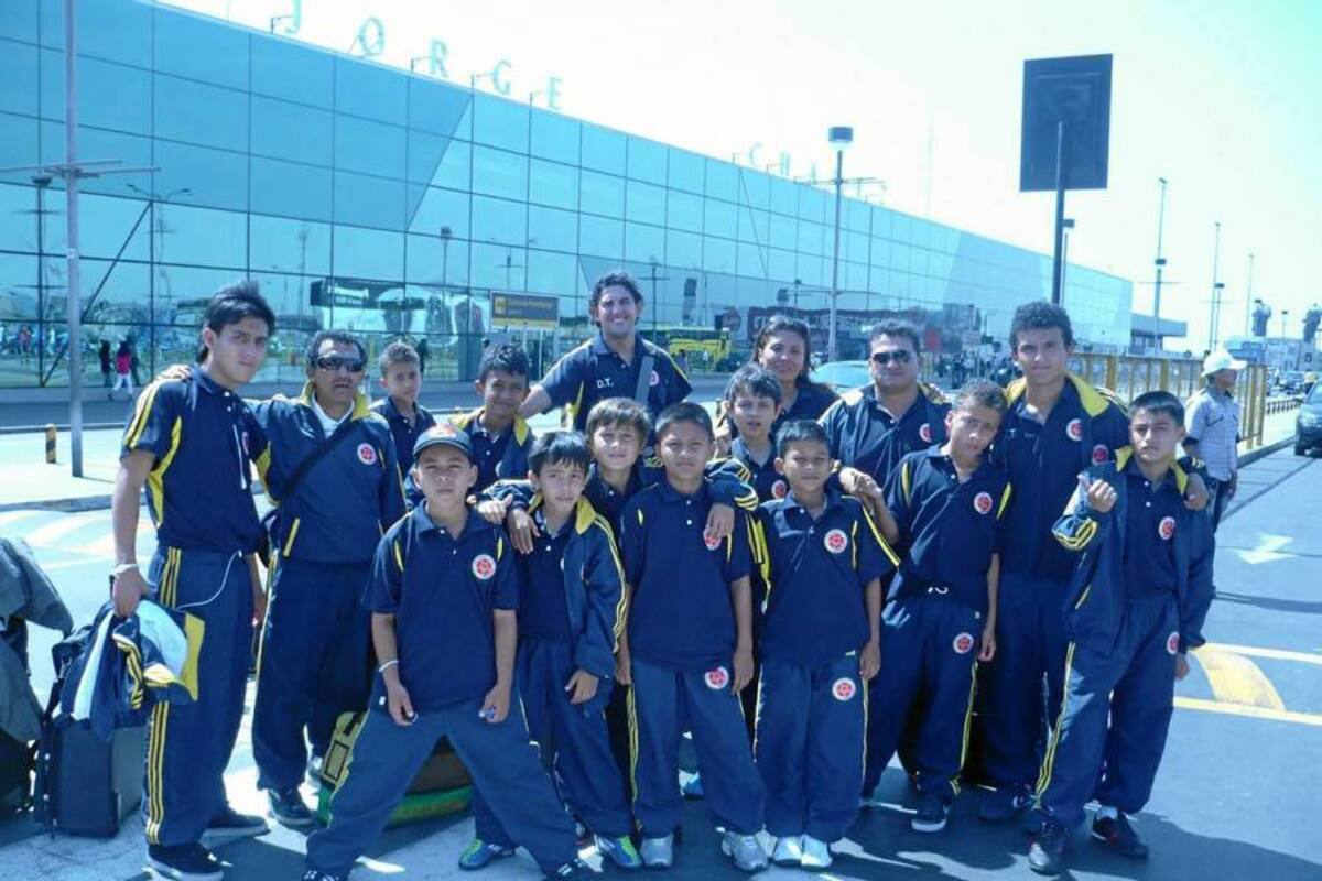 El equipo sub 12 de la Academia Colombiana de Fútbol Santander, conformado por Luis Franco, Gerson Galvis, Hanier Jaimes, Julián Ortiz, Jéferson Ortiz, Diego Vega, Sebastián Lizarazo, Jhon Vega, Édgar Reyes y Jhan Carlos Garcés, tuvo un paso exitoso en su gira por territorio inca. (Foto: Suministrada / VANGUARDIA LIBERAL)