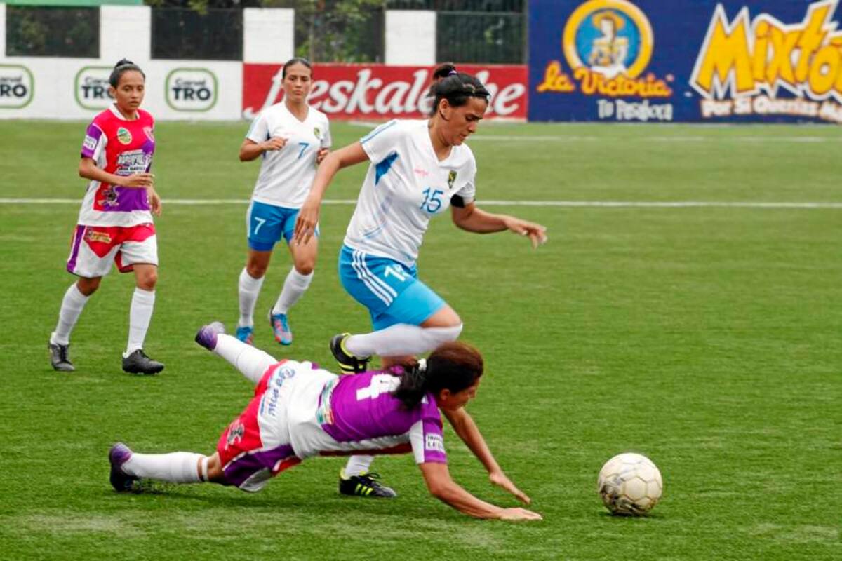 Dos de los animadores habituales del balompié femenino de Santander, Jordan Publicidad-Reina Sofía de Grecia y Botín de Oro-Colegio Panamericano, disputarán hoy a las 10:00 de la mañana la gran final del Torneo de la Cancha Marte. (Foto: Archivo / VANGUARDIA LIBERAL)