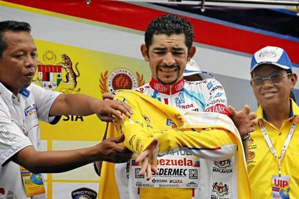 Un día más como líder del Tour de Langkawi se mantuvo el santandereano José Serpa, acercándose cada vez más a la conquista del título de la carrera ciclística más importante del calendario asiático. (Foto: Tomada de www.cyclingnews.com / VANGUARDIA LIBERAL)