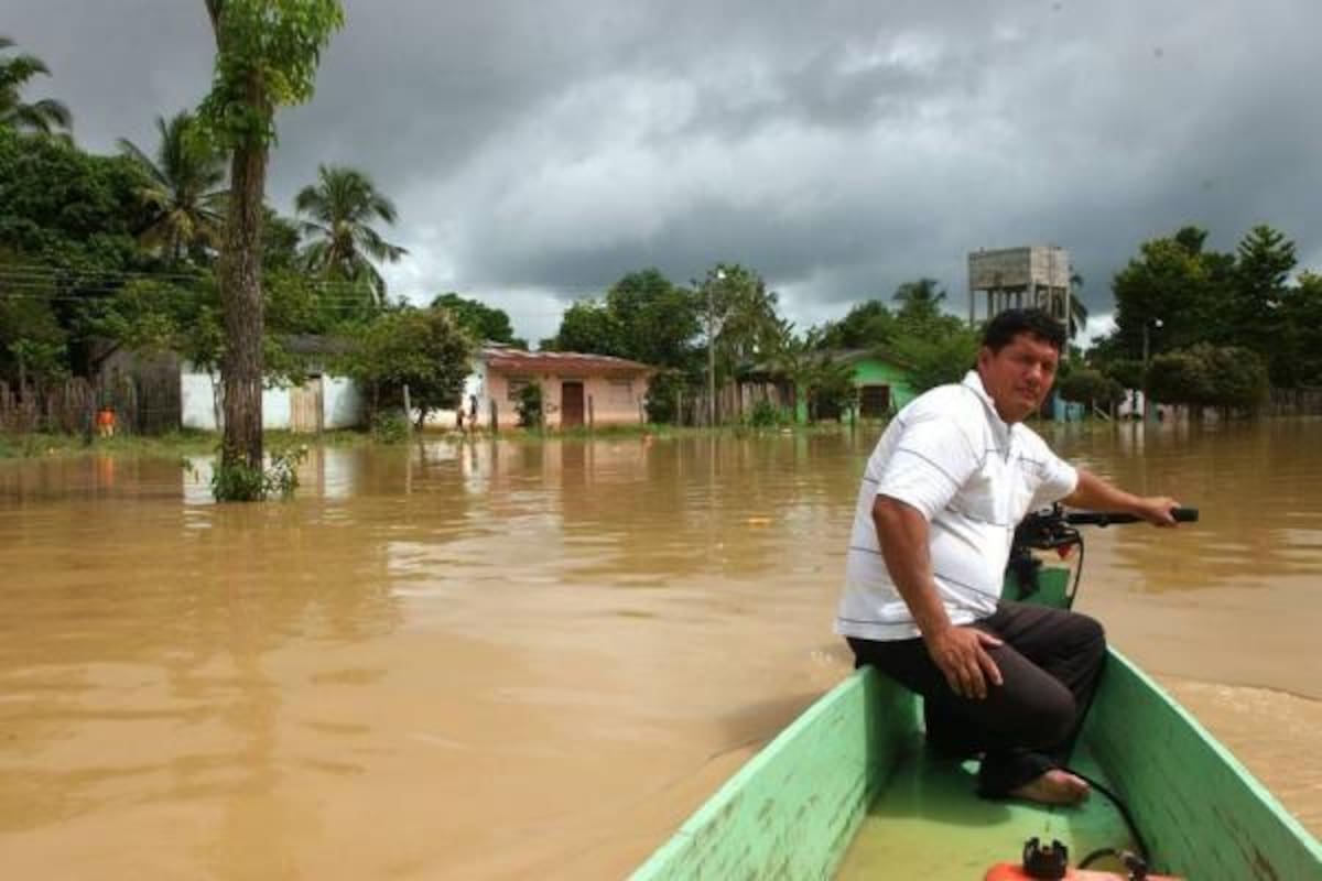 El 95% de San Rafael de Lebrija, un corregimiento de Rionegro, está bajo agua. El río Lebrija amenaza con arrasarlo.(Foto: Jaime del Río/VANGUARDIA LIBERAL)