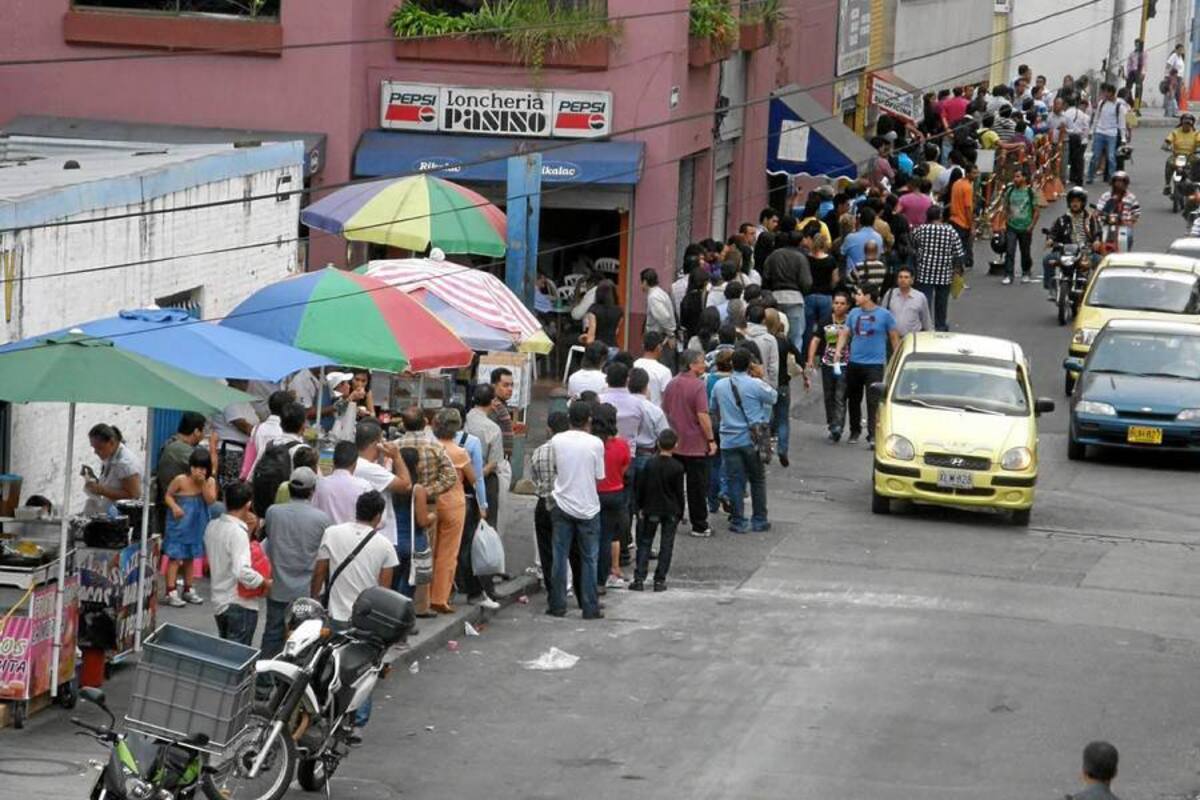 Más de dos cuadras ha llegado a medir la fila de personas interesadas en hacer trámites en la Dian. (Foto: Javier Gutiérrez/ VANGUARDIA LIBERAL )