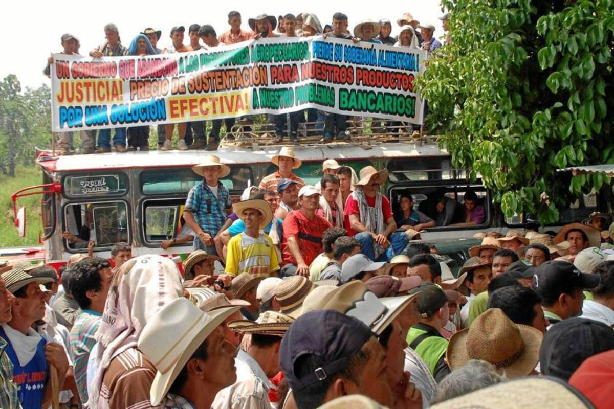 La marcha cacaotera y protesta de volqueteros obstaculizaron el paso por los principales corredores de acceso a la ciudad. (Foto: Archivo/VANGUARDIA LIBERAL )
