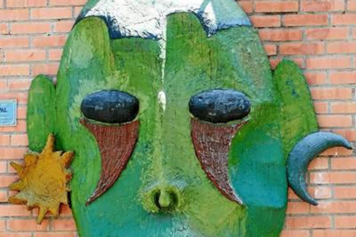 Las máscaras que actualmente están instaladas en los muros externos del colegio Técnico Vicente Azuero, representan a las culturas Guane, Yariguí y Chitarera. (Foto: Mauricio Betancourt/VANGUARDIA LIBERAL)