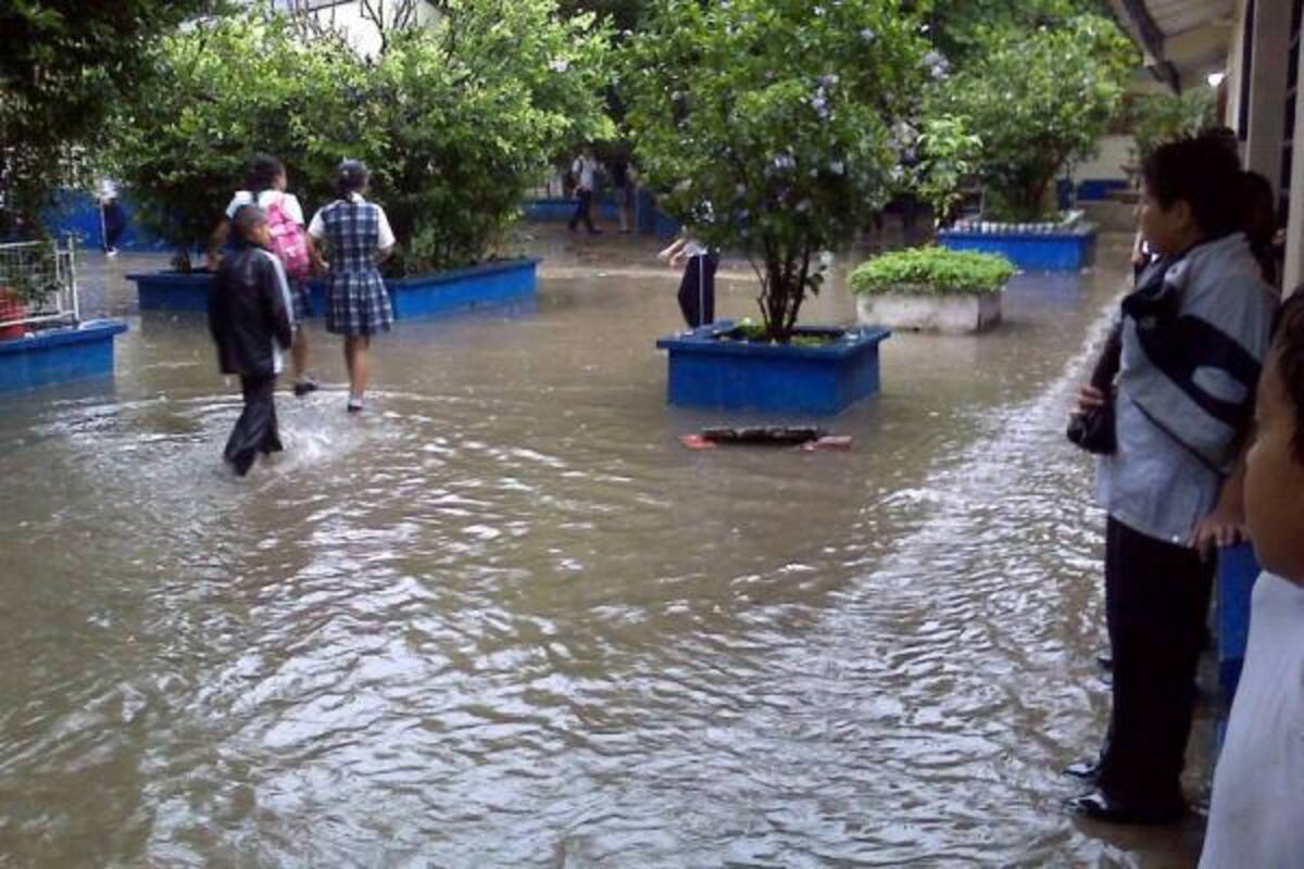 Según las autoridades, el colegio Nieves Cortés Picón se inundó porque los desagües se taponaron. (Foto: Suministrada/VANGUARDIA LIBERAL)