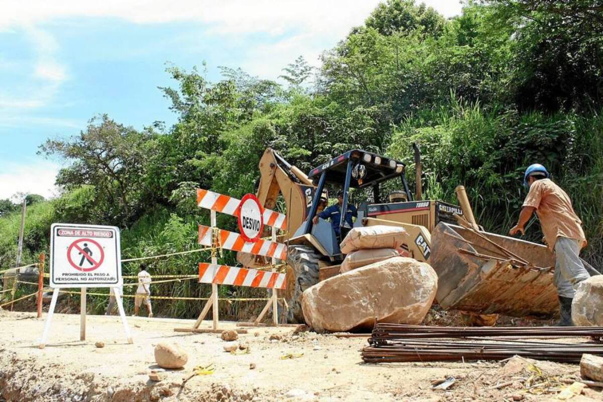 En la vía Bahondo- Nuevo Girón comenzaron los trabajos de pavimentación. (Foto: Archivo/VANGUARDIA LIBERAL )