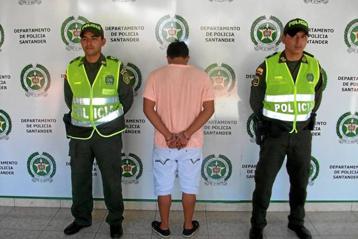Presunto agresor que fue capturado por la Policía de San Gil. (Foto: Suministrada/VANGUARDIA LIBERAL)