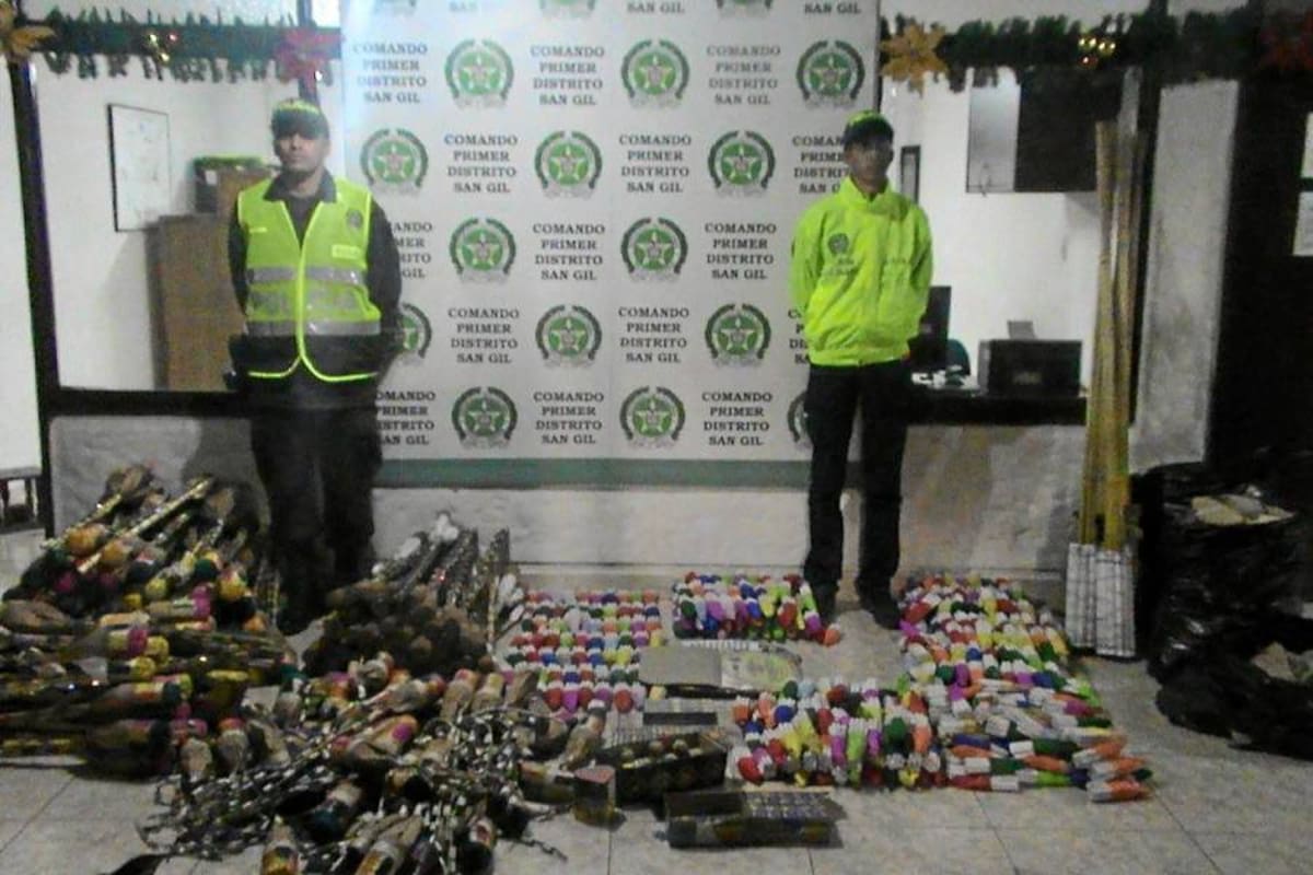 Por incumplir con las normas establecidas por la Alcaldía, la Policía de San Gil decomisó 162 kilos de pólvora en diferentes presentaciones. (Foto: Suministrada/VANGUARDIA LIBERAL)