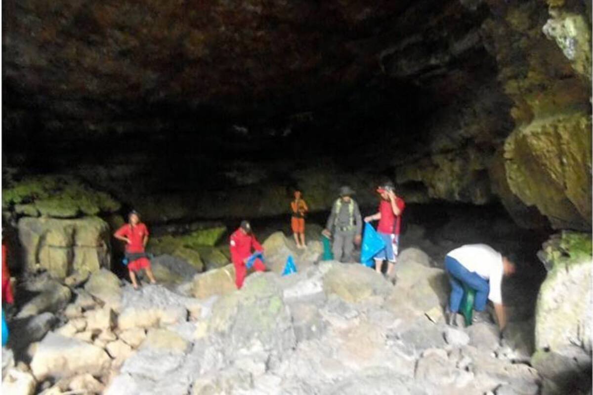 Aspectos de la jornada de limpieza de la cueva del Indio, uno de los sitios más visitados por turistas en esta época de semana santa, en el municipio del Páramo. (Foto: Suministrada /VANGUARDIA LIBERAL)