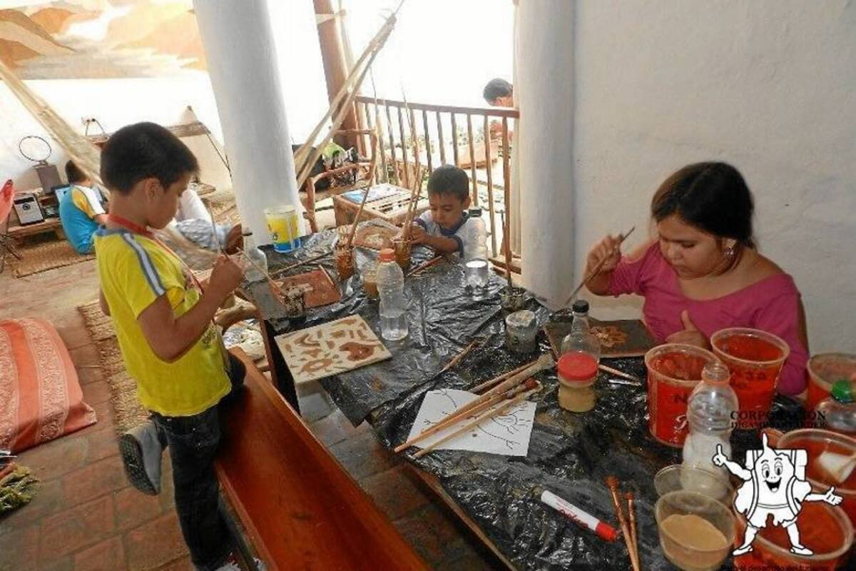 Niños del barrio La Victoria, en San Gil, recrean con los diversos colores de la tierra, los pictogramas de la cultura Guane (Foto: Suministrada/VANGUARDIA LIBERAL)