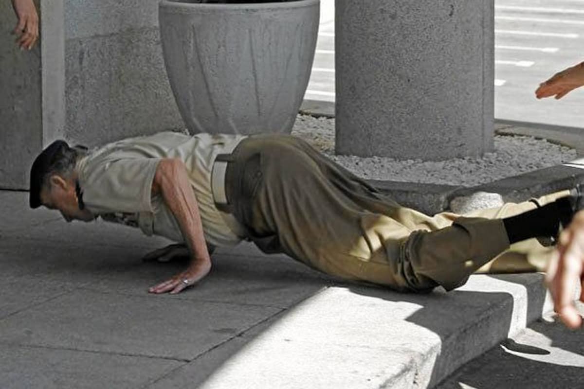 En la foto, el monarca dio con el rostro contra el suelo después de tropezar con un escalón. Sufrió lesiones en la nariz y la barbilla. (Foto: Tomada de Internet / VANGUARDIA LIBERAL)