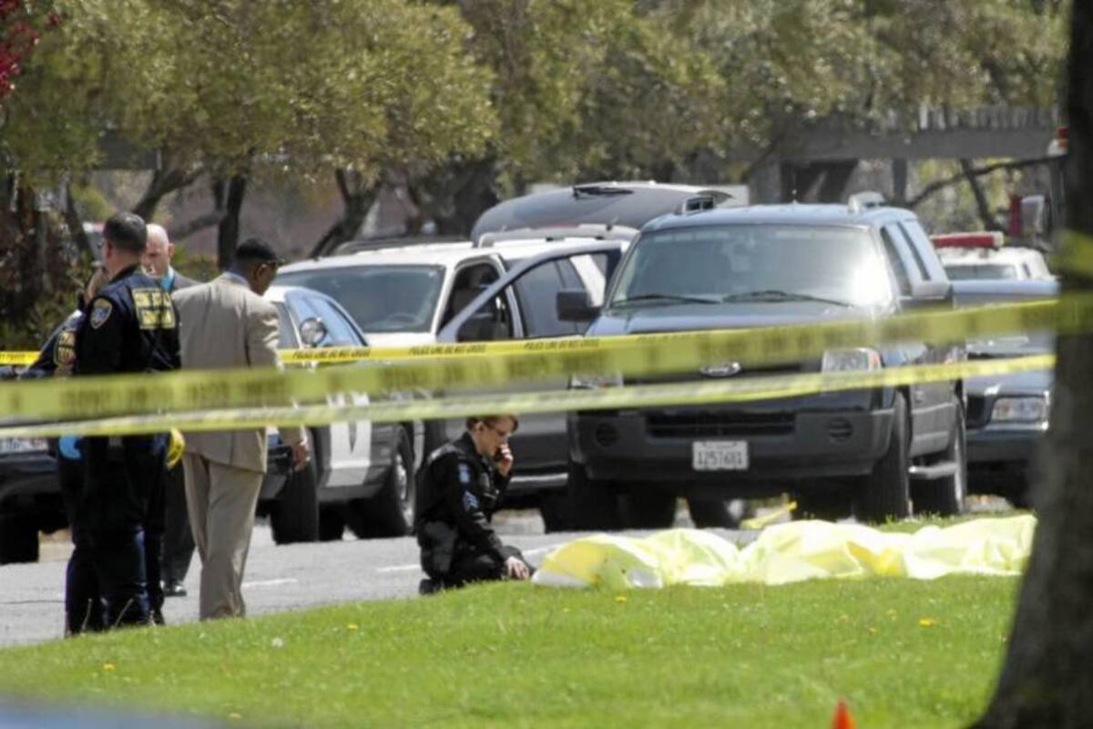 Policías investigan junto a varios cuerpos que permanecen cubiertos en la universidad de Oikos luego de un tiroteo ocurrido en el campus. (Foto: EFE / VANGUARDIA LIBERAL)