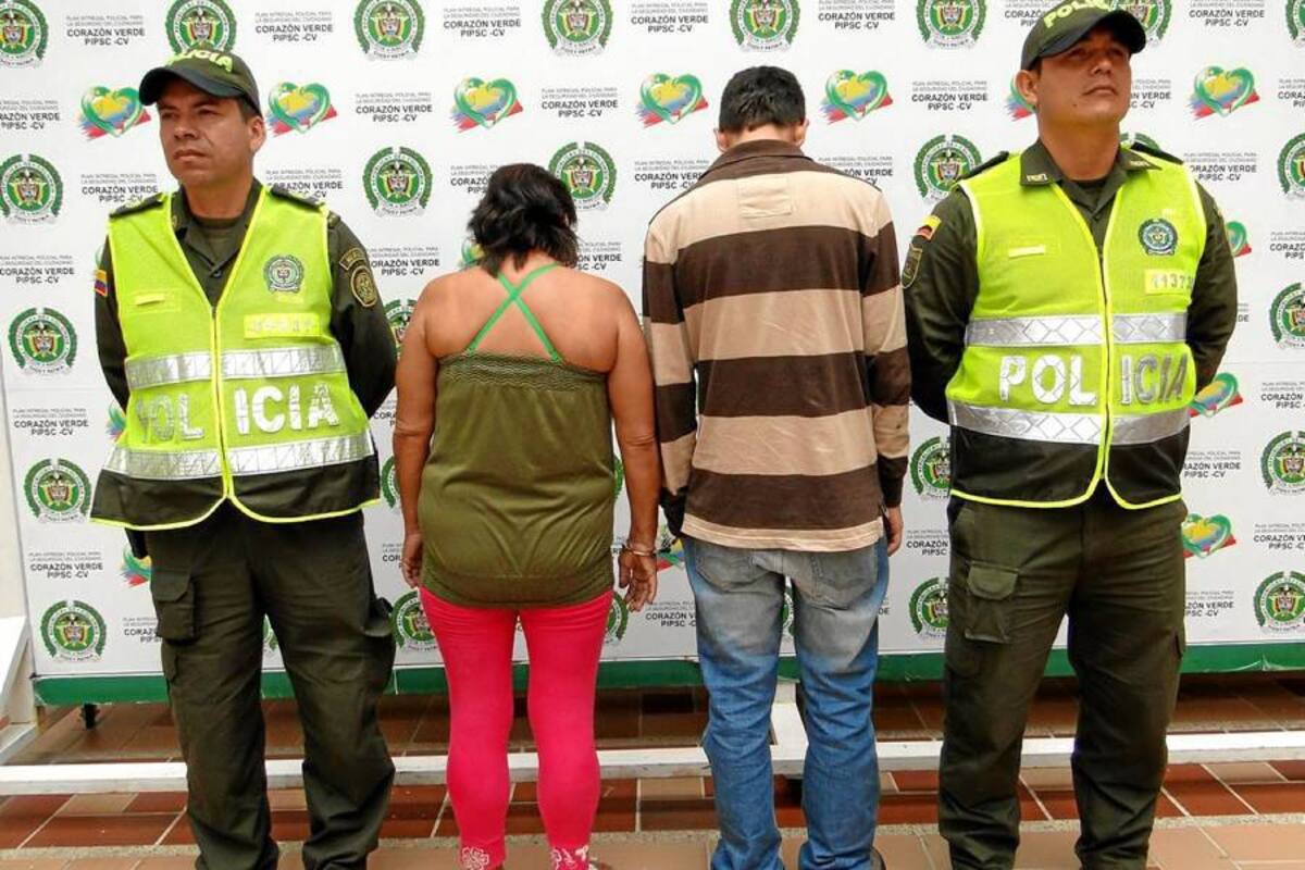 Esta mujer de 53 años y su nieto de 18 años fueron sorprendidos por la Policía Metropolitana minutos después de que le hurtaron una billetera a una señora. El robo se dio dentro de un bus. (Foto: Foto suministrada / VANGUARDIA LIBERAL)
