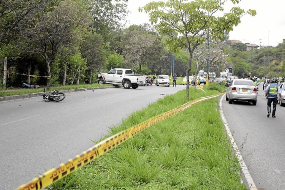 La camioneta, luego de estrellarse contra el Aveo, se subió al separador, tumbó una señal de tránsito, embistió al motociclista y terminó estrellándose contra un árbol. (Foto: Javier Gutiérrez/VANGUARDIA LIBERAL )