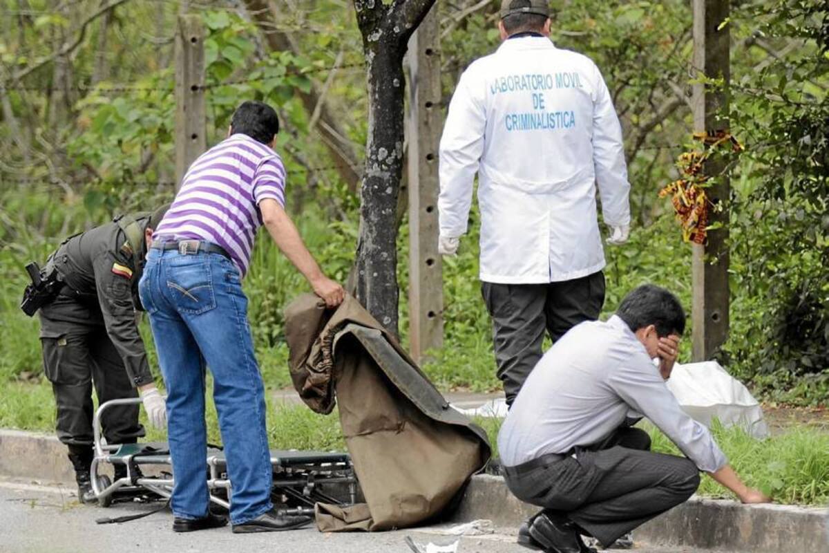 Familiares y amigos de la víctima llegaron hasta el sitio del accidente para enfrentarse de frente al dolor. Allí se registraron dolorosas escenas. (Foto: Javier Gutiérrez/VANGUARDIA LIBERAL )