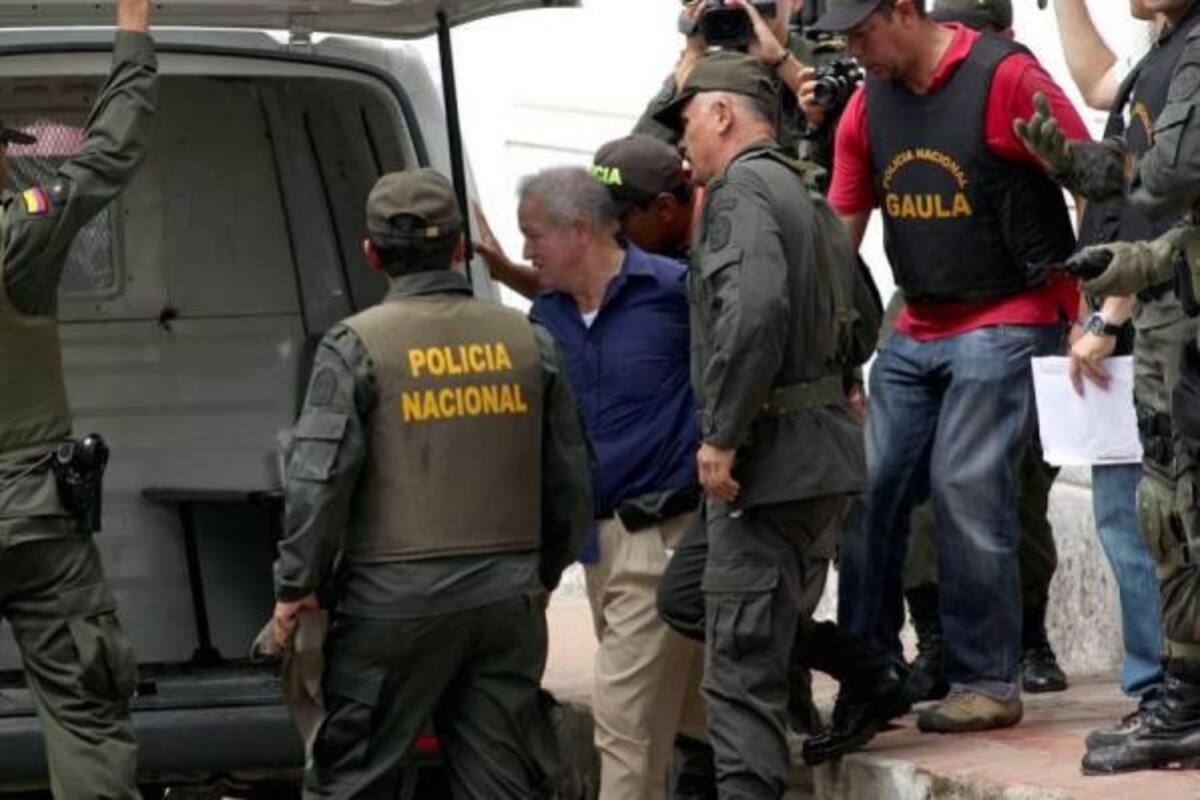 Este es el momento en el que la Policía conduce a una patrulla al secuestrador, quien hoy será presentado en audiencia pública ante un juez de control de garantías en el municipio de Girón.(Foto: Nelson Díaz / VANGUARDIA LIBERAL)