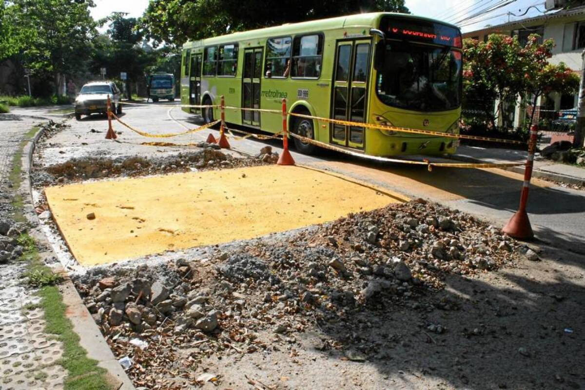 Escombros de resaltos viales aún no han sido removidos (Foto: Mauricio Betancourt/VANGUARDIA LIBERAL)