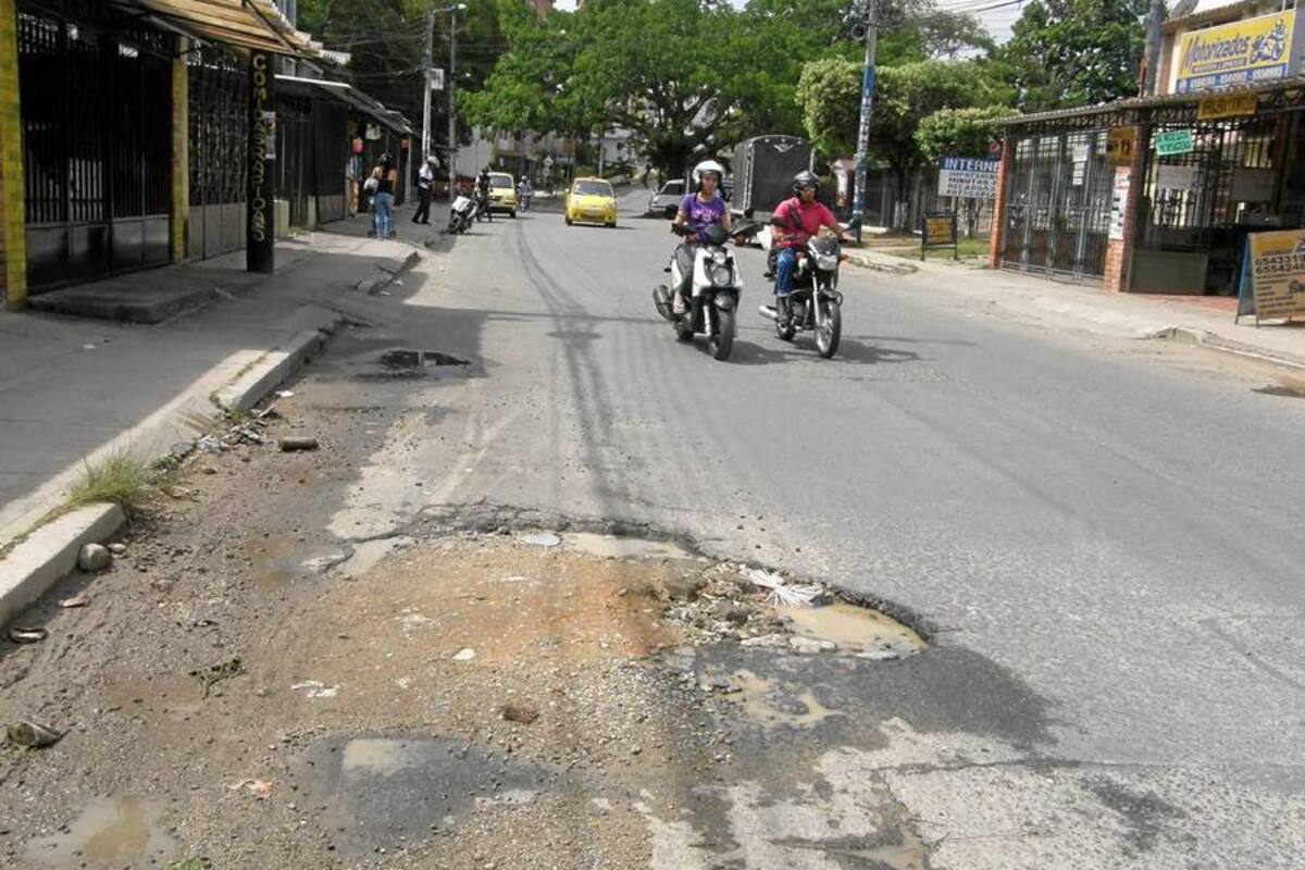 Los huecos en la avenida dificultan la movilidad y son causantes de accidentes. (Foto: Sully Catherine Santos H./VANGUARDIA LIBERAL)