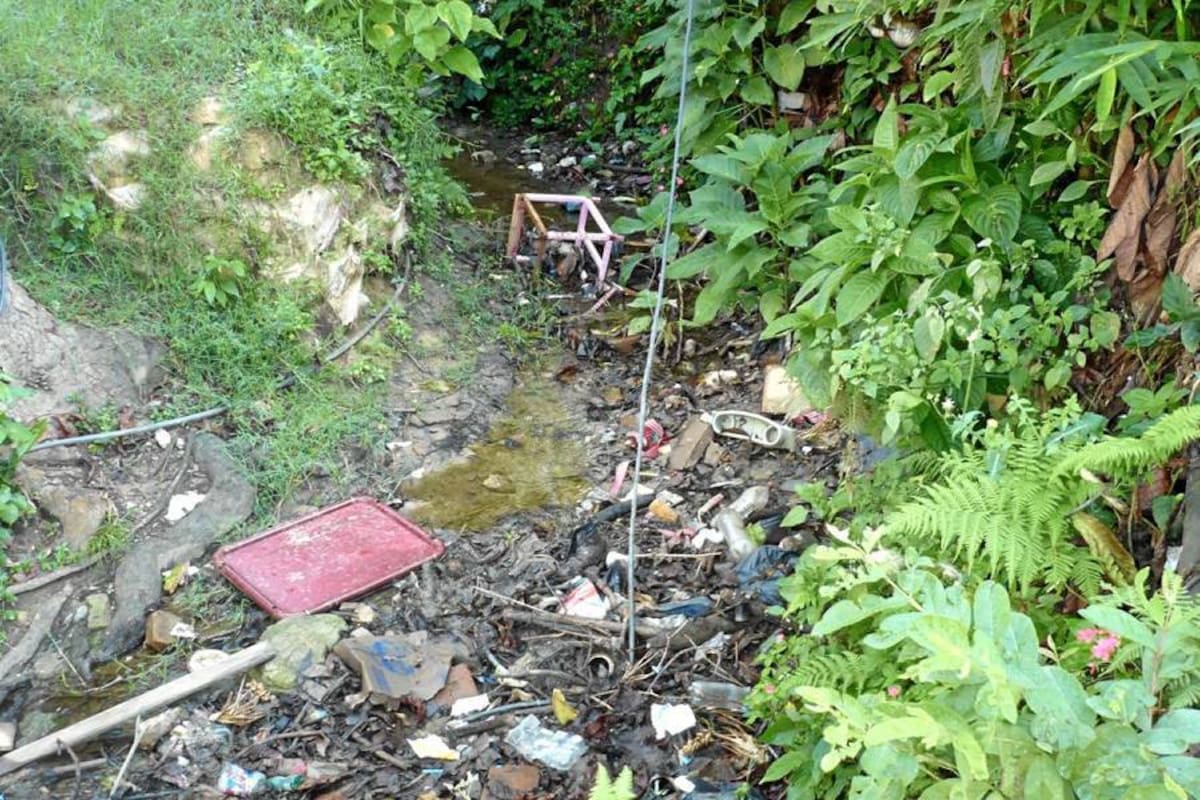 Los habitantes de Granadillo utilizan la quebrada La Canoa como basurero público. (Foto: Liliana Carvajal/VANGUARDIA LIBERAL )