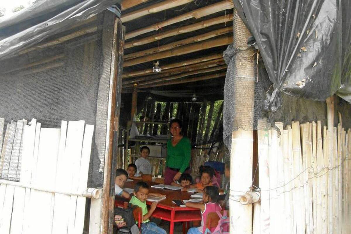 Cambuches improvisados como éste dejarán de ser las aulas de los niños de preescolar de la sede educativa (Foto: Édgar Omar Bustos A/ VANGUARDIA LIBERAL )