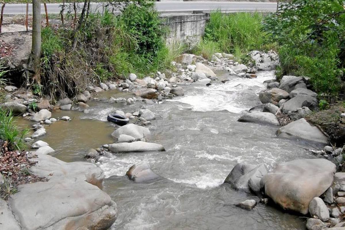 La presencia de algunas llantas así como la turbiedad de las aguas han despertado la preocupación de la comunidad por la contaminación del Río Manco, uno de las principales fuentes hídricas de Piedecuesta después del río de Oro. (Foto: Edgar Omar Bustos A/ VANGUARDIA LIBERAL )
