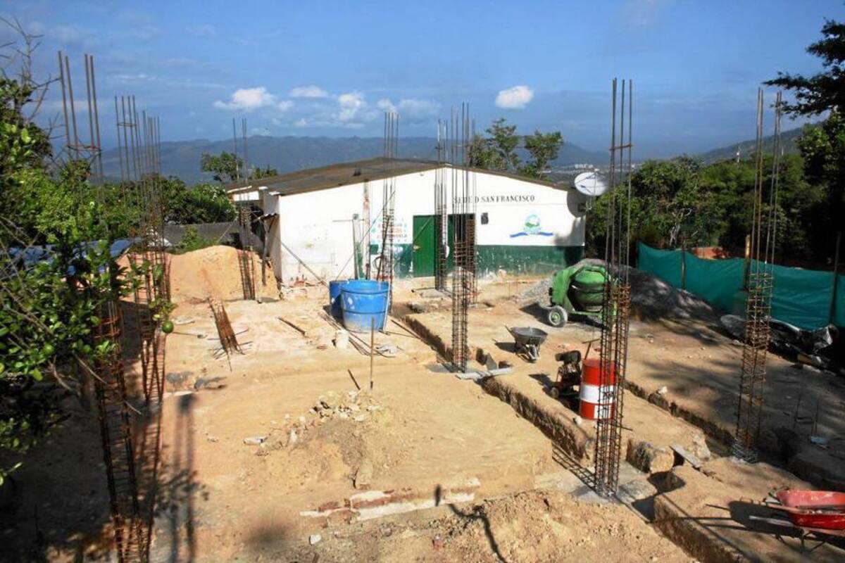 Ya se dio inicio a las obras de construcción de cinco de las trece aulas que contempla el proyecto de ampliación del Centro educativo Tres Esquinas. (Foto: Édgar Omar Bustos A/ VANGUARDIA LIBERAL )
