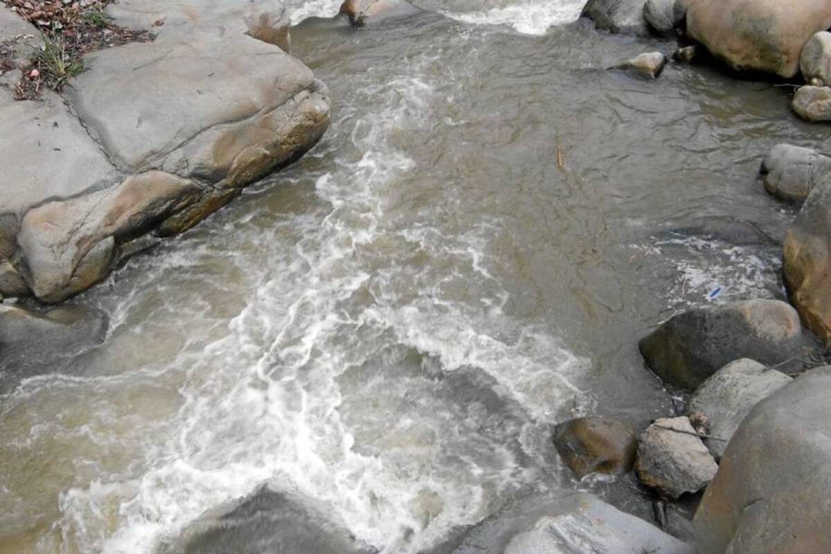 La alta turbiedad de las aguas y el mal olor por la presencia de trapos, ramas secas y detergente ha generado preocupación en la comunidad la cual se abastece de este liquido para la preparación de sus alimentos (Foto: Edgar Omar Bustos A/ VANGUARDIA LIBERAL )