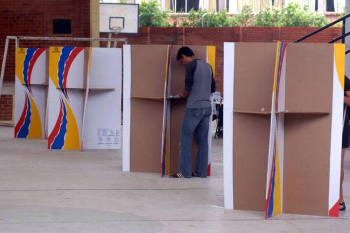 Aunque falta exactamente un año para las elecciones de autoridades regionales, los partidos políticos ya empezaron a reorganizar sus estructuras luego de las elecciones de Presidente y Congreso que afrontaron este año. La competencia en las urnas esta vez tendrá un personaje que seguramente captará la atención: el ciudadano Álvaro Uribe Vélez.(Foto: Archivo / VANGUARDIA LIBERAL)